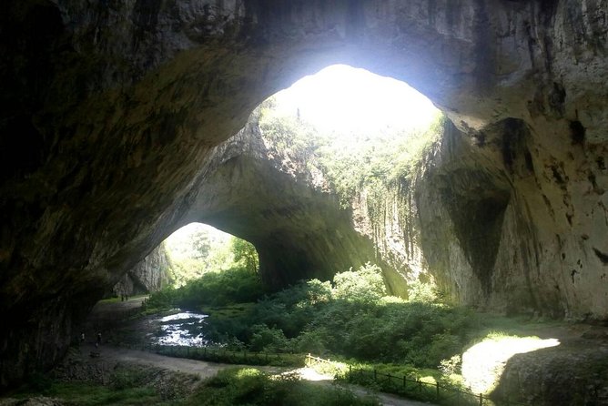 Private Day Trip to Krushuna Waterfalls and Devetashka Cave - The lunch break and what to pack