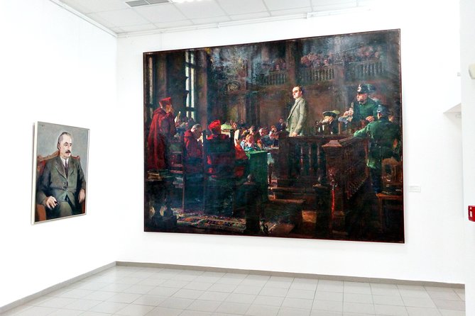 Self-guided Tour in the Museum of Socialist Art - What the e-guide adds, and where it may fall short