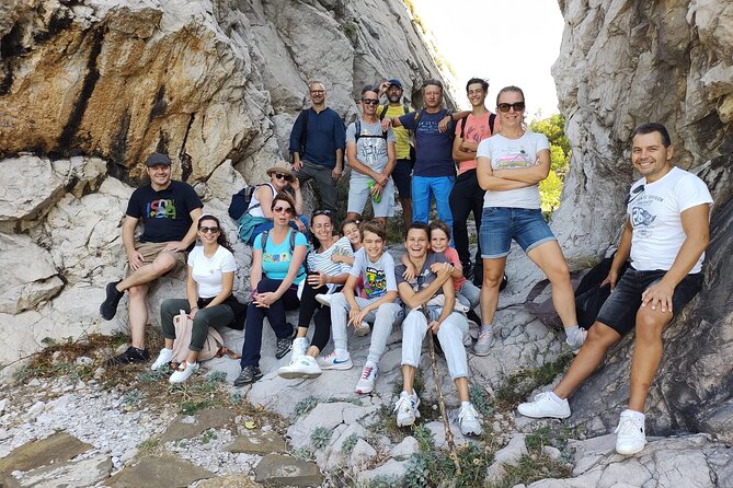 Wine trip with The Jolly Vintners near Sofia - Wine with a view of the Ritli rocks