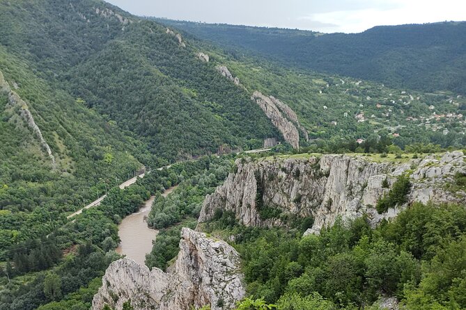 Wine trip with The Jolly Vintners near Sofia - Food, wine, and the pace of the picnic